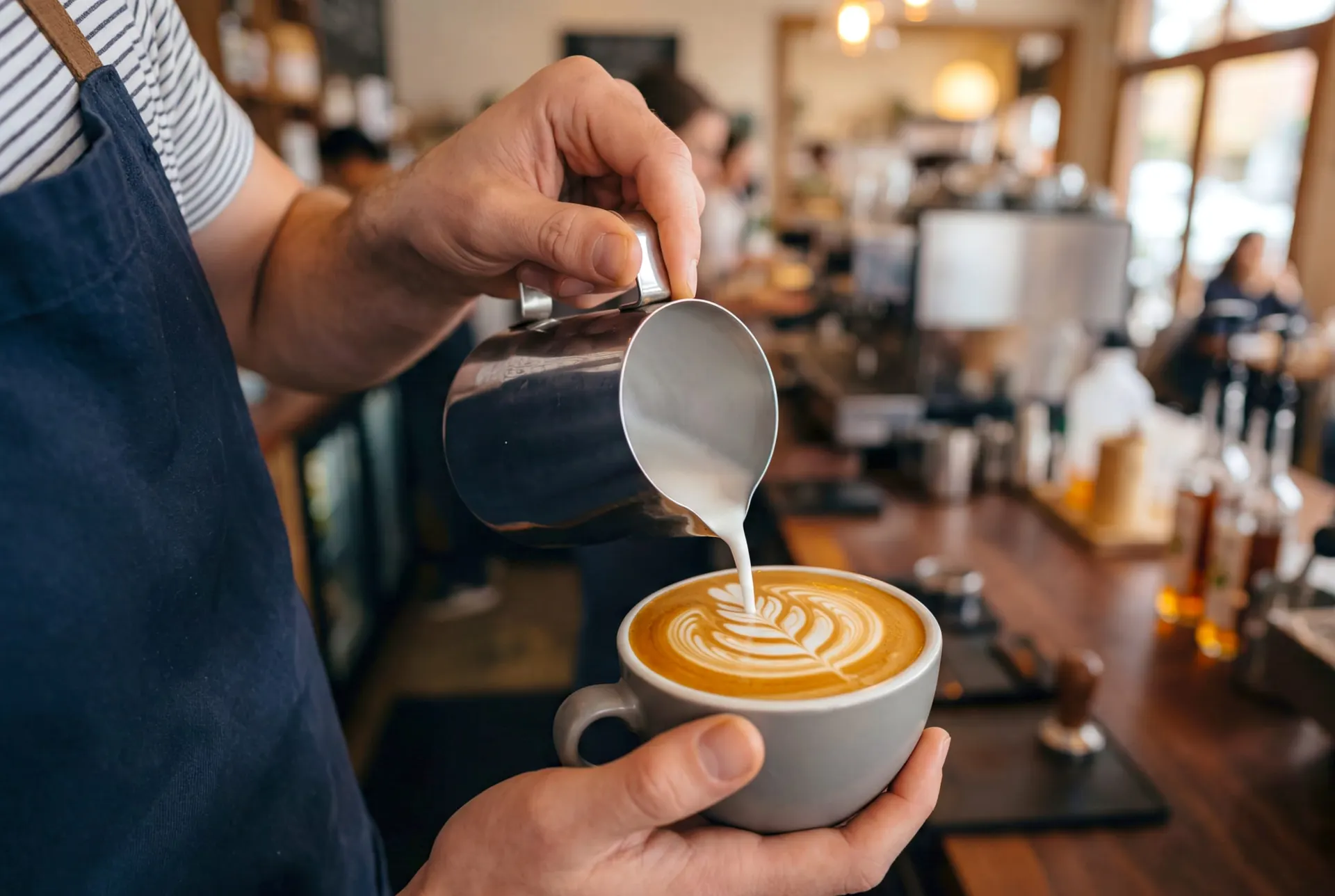 Sancak Aven kafede latte hazırlığı